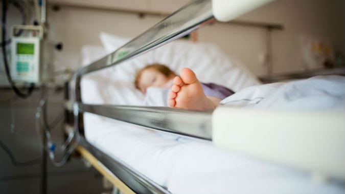 Galles, madre si impicca in casa, bimba di 3 anni sopravvive da sola