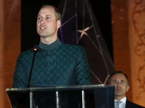 Il principe William con il tradizionale sherwani conquista il Pakistan