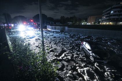 Roma in tilt per la grandine, strade inondate da acqua e ghiaccio 9