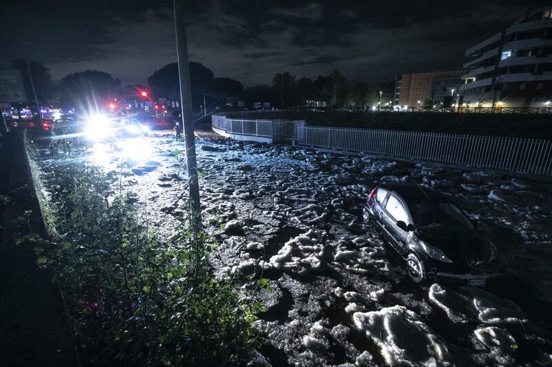 Roma in tilt per la grandine, strade inondate da acqua e ghiaccio 9