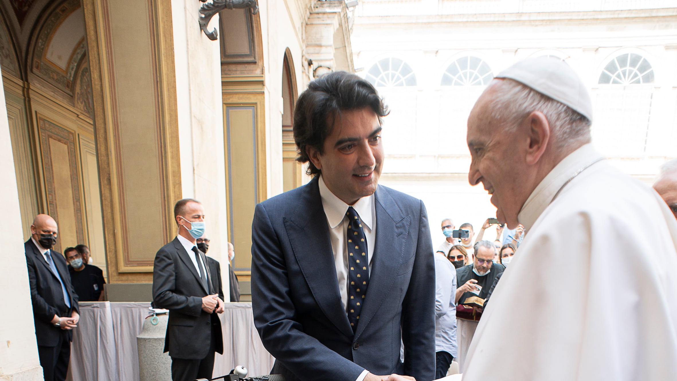 Un monopattino per ridurre l'inquinamento in regalo all'"ecologista" Papa Francesco