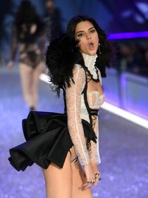 Kendall Jenner sulle passerelle di Victoria's Secret 18