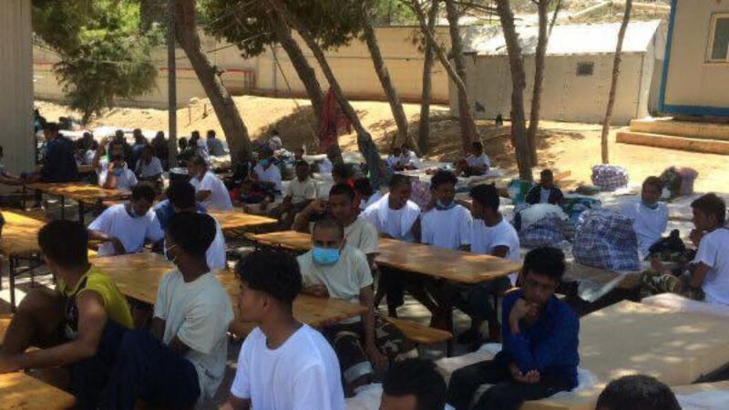 Lampedusa, migranti ammassati e senza mascherine 1