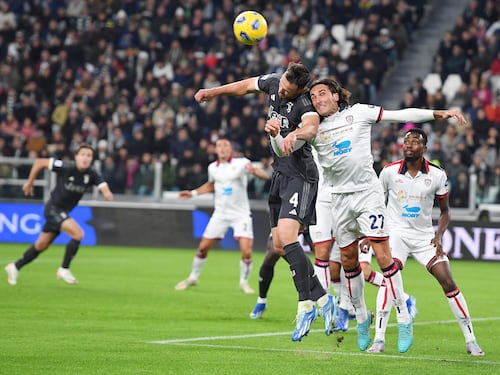 La Juventus batte il Cagliari e vola in testa alla classifica