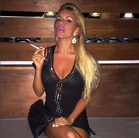 Veronica Graf posa nuda su uno scoglio 7