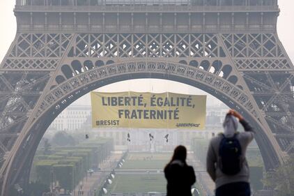 E anche Greenpeace attacca la Le Pen a Parigi 6