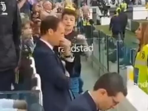 Allegri non fa l'autografo al bimbo. E sui social monta l'indignazione