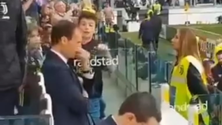 Allegri non fa l'autografo al bimbo. E sui social monta l'indignazione