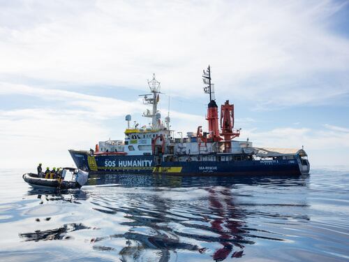 Trasbordi e manovre non lineari in mare: cosa stanno facendo le Ong nel Mediterraneo