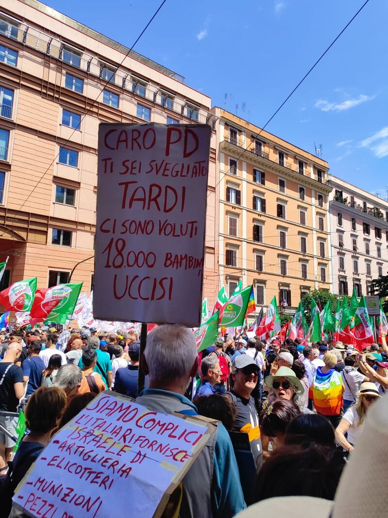 Gli slogan in piazza. Contestato pure il Pd 2