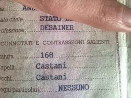 Ignoranza all'anagrafe. Pubblica la carta d'identità con l'errore della professione