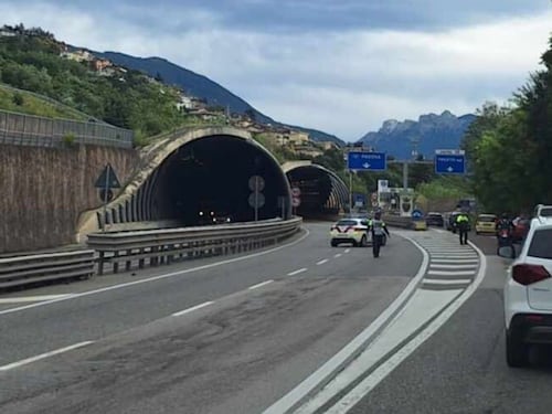 Bimbo di 10 anni corre a zig-zag tra le auto: e l'agente eroe lo salva così