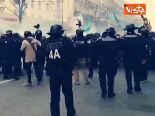 Parigi nel caos: scontri tra pompieri e polizia