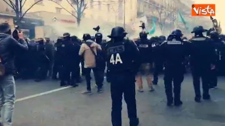Riforma delle pensioni, la Francia è nel caos. La polizia carica persino i vigili del fuoco