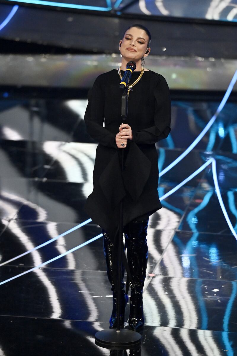 Sanremo 2024: ecco il look della seconda serata del Festival di Emma 3