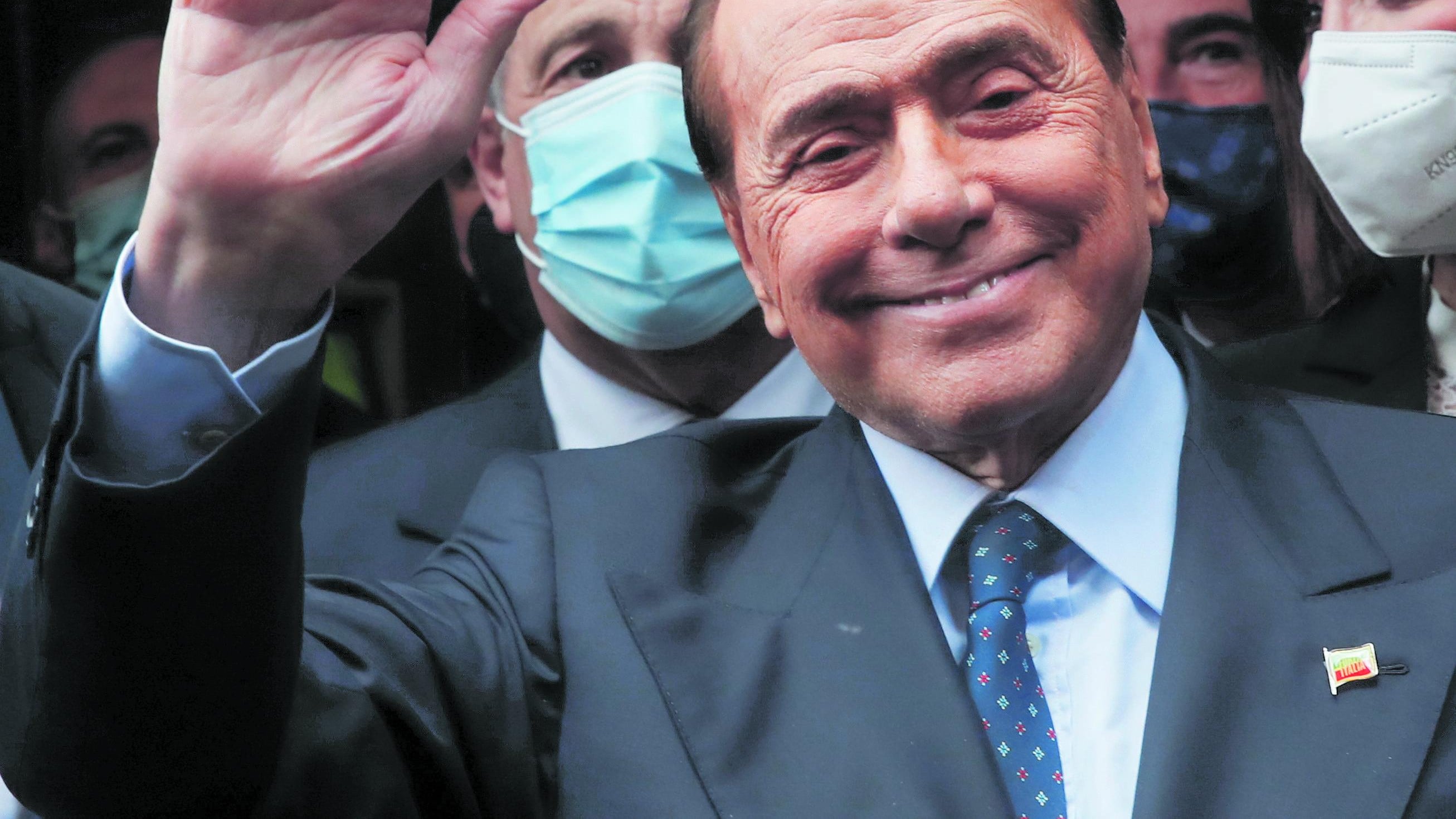 "Segno d'affetto per papà". Il libro su Berlusconi è già top di vendite
