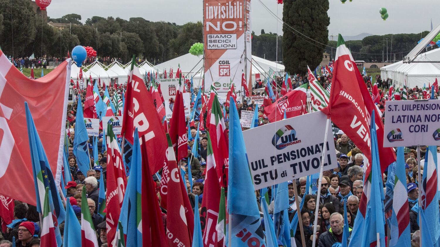 L'ira dei pensionati in piazza: "Per il governo siamo invisibili"
