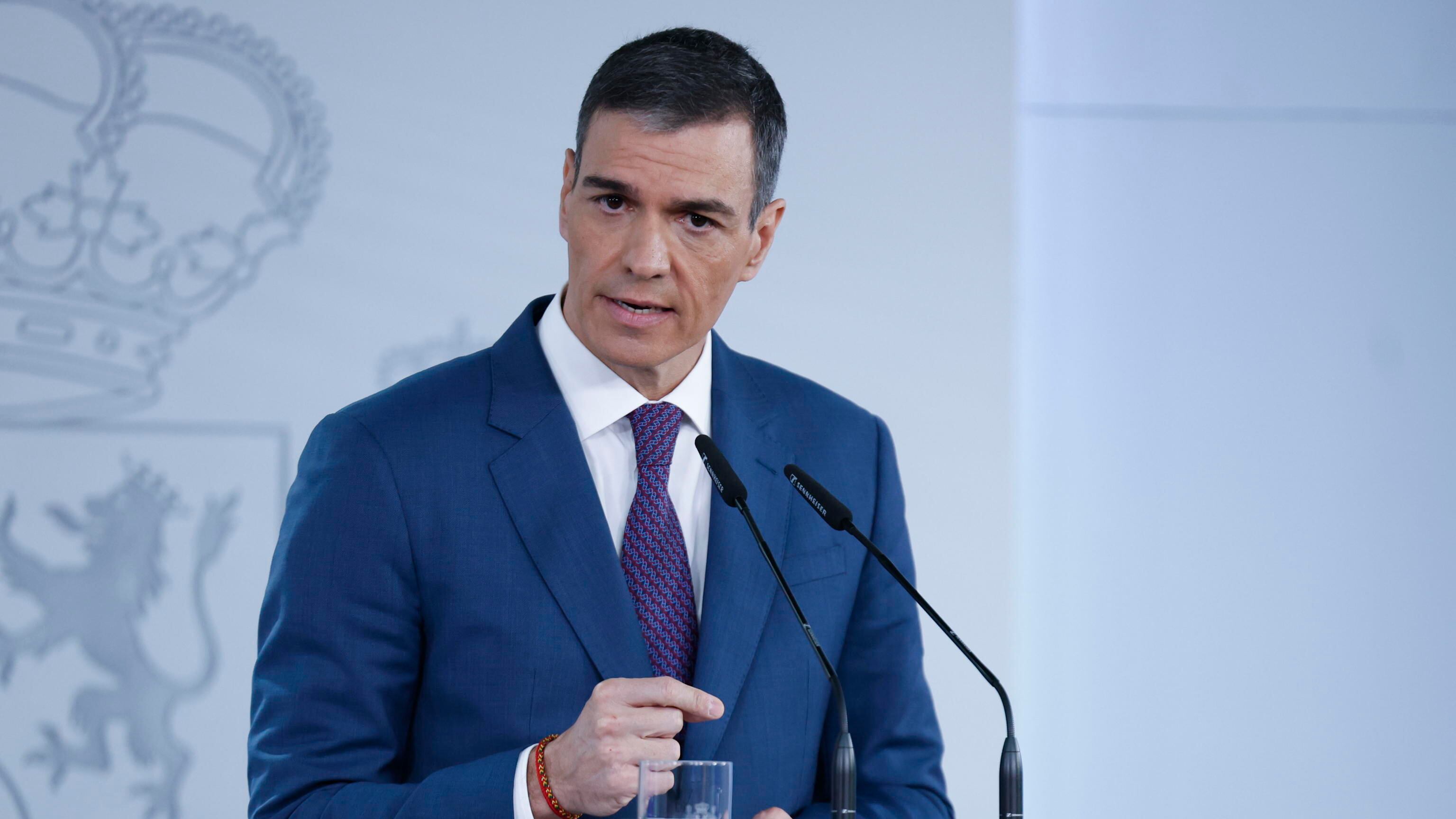 Il giallo Sánchez spiazza tutti. Fa il duro anti Casa Bianca ma per Washington collabora