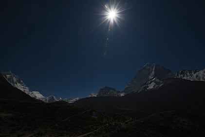 L'affollata strada che porta alla cima dell'Everest 5