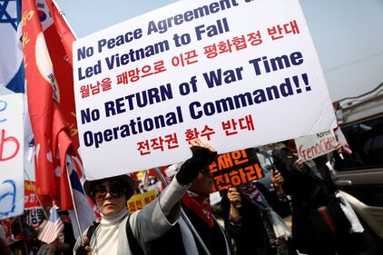 Vertice Kim-Moon, la folla protesta: "Bombardare la Nord Corea" 10