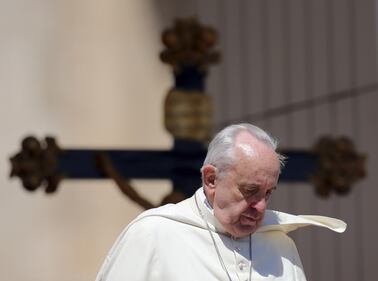 Papa Francesco litiga con il vento a San Pietro 6