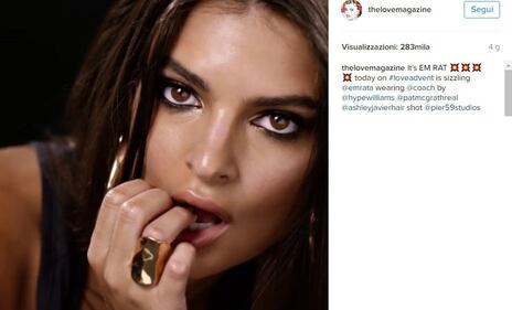 Emily Ratajkowski, selfie hot in reggiseno 11