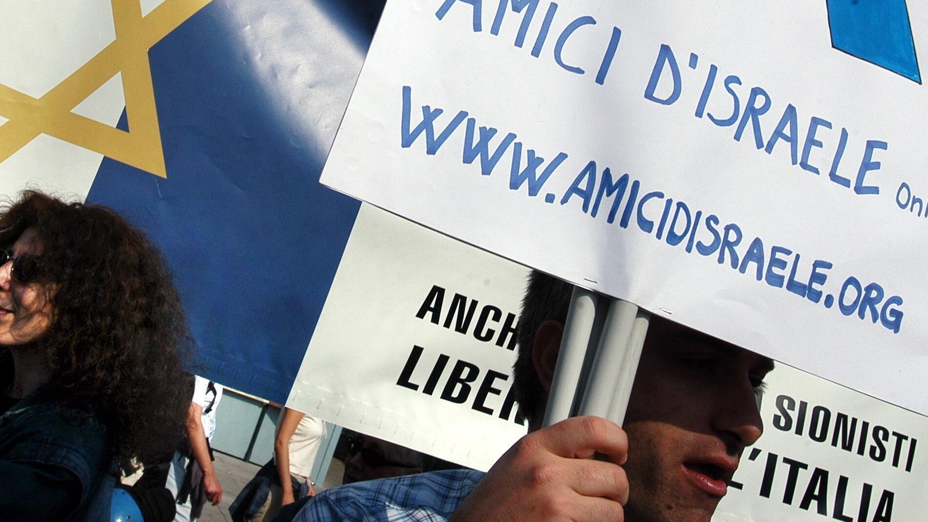Stelle di David al corteo. Il Caim: «La Resistenza oggi è all'occupazione israeliana»
