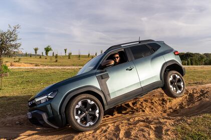 Dacia Duster 2024: guarda la gallery del nuovo SUV, anche ibrido o GPL 9