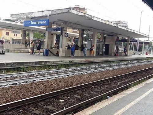 Straniera spinge sui binari 40enne: è gravissima