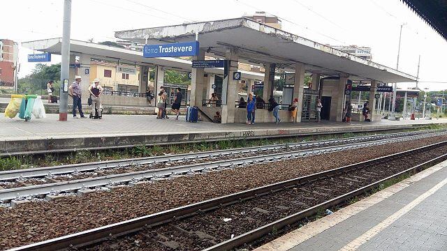 Straniera spinge sui binari 40enne: è gravissima