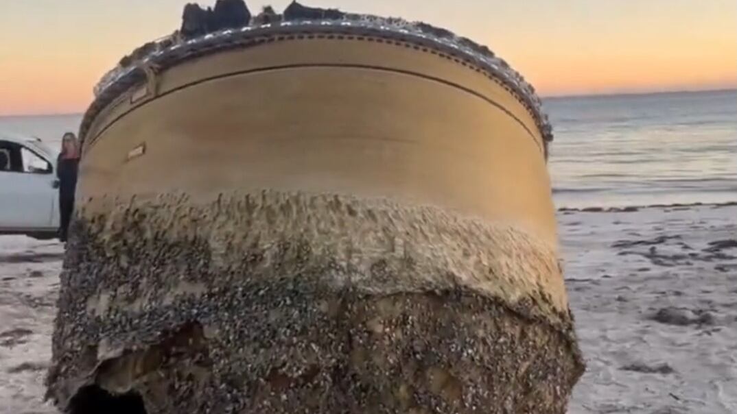 "Origine incerta": il mistero del cilindro metallico ritrovato sulla spiaggia