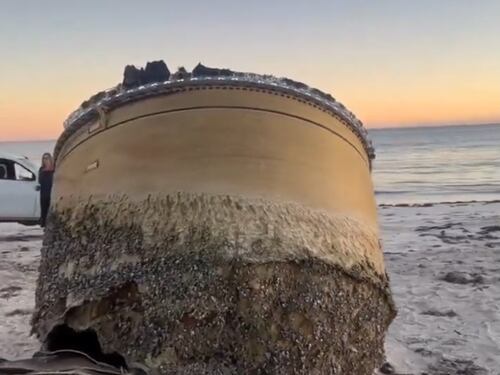 "Origine incerta": il mistero del cilindro metallico ritrovato sulla spiaggia