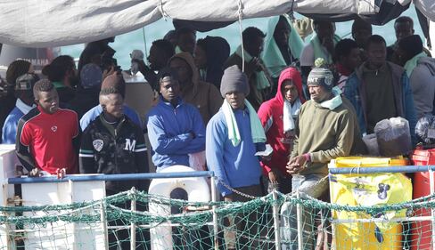 Sea Watch, i migranti arrivano a Catania 3