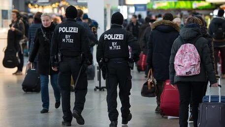 Germania, ragazzina islamista di 15 anni accoltella un poliziotto