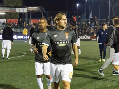 Totti alza il gomito, rissa sfiorata su campo di calcio a 8