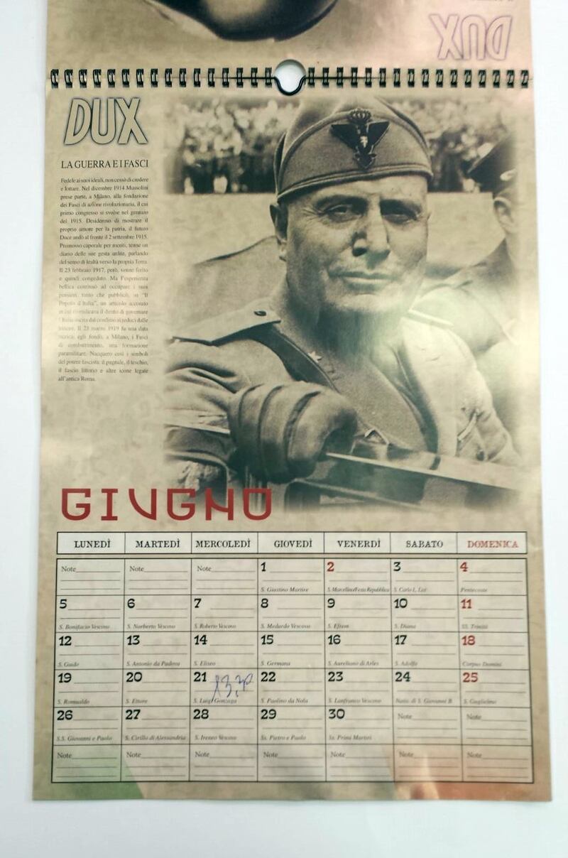 Il calendario di Mussolini esposto in un supermarket dell'imperiese 3