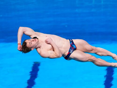 Il tuffo su Onlyfans dei due atleti inglesi: in posa con costume per arrotondare