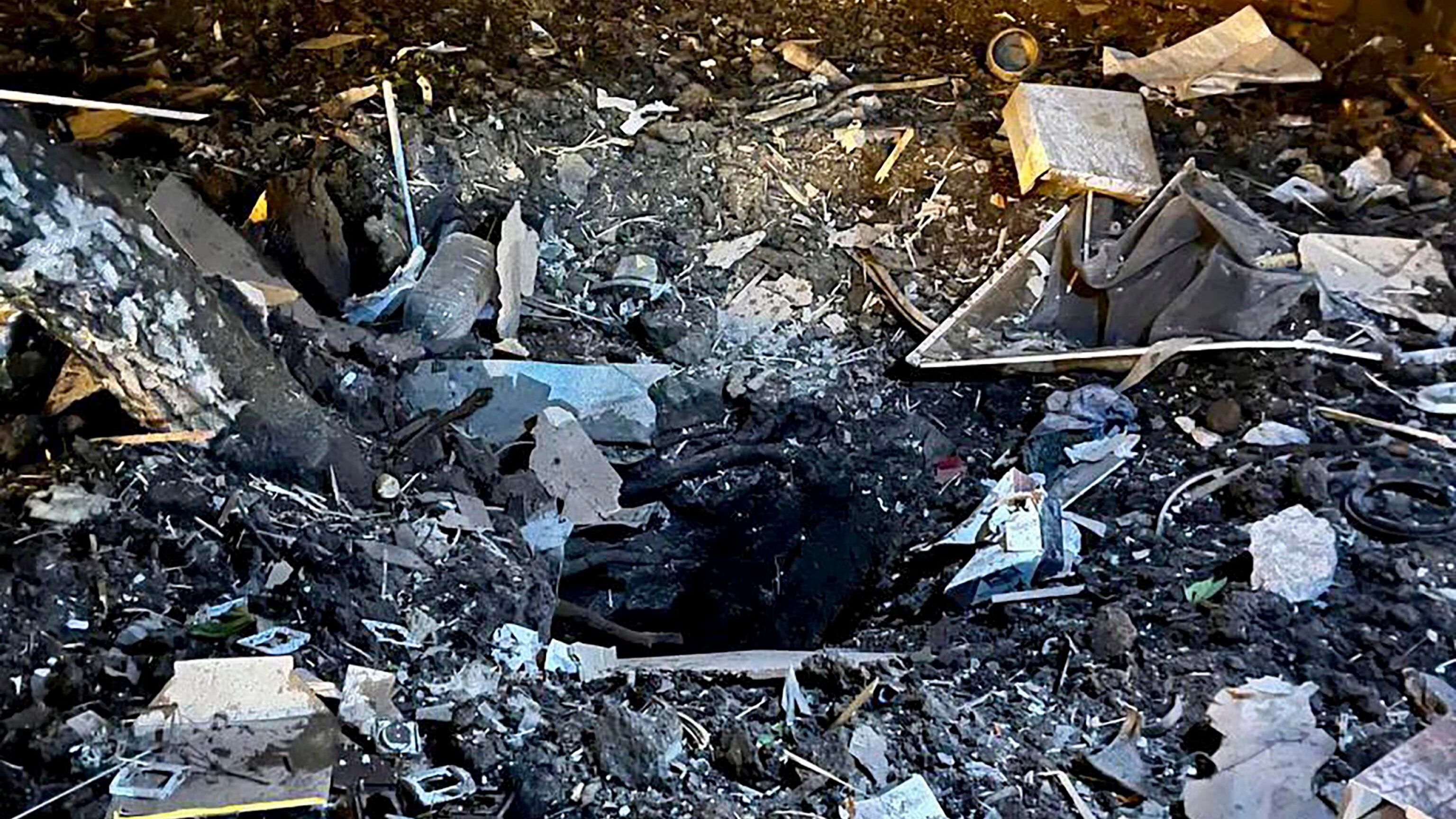 Caccia russo bombarda per errore Belgorod e lascia un cratere di 20 metri