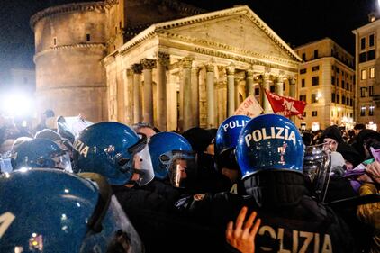 Scontri tra studenti e polizia davanti alla Camera 4