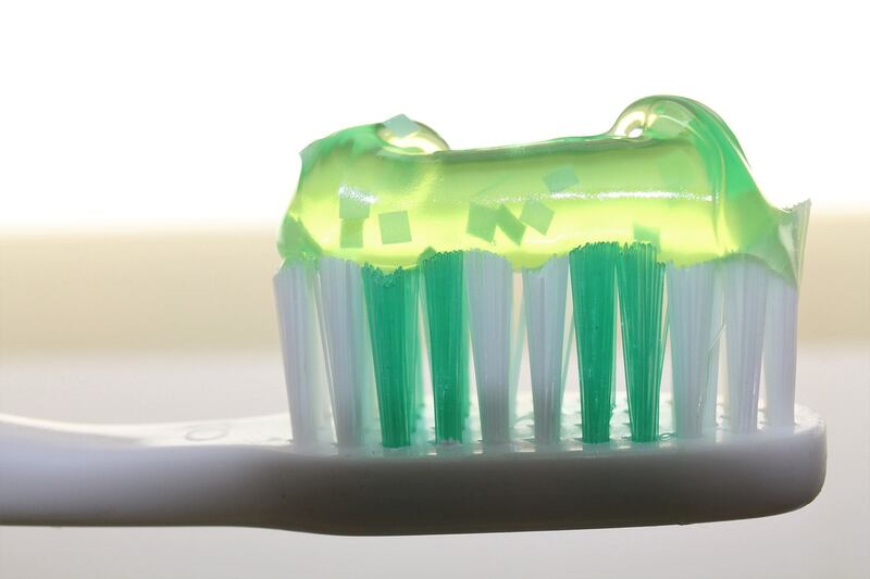 Prima o dopo la colazione? Quando conviene lavarsi i denti