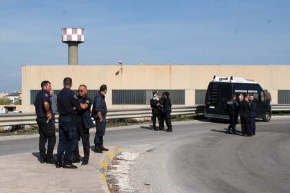 Mitragliette e molotov, l'assalto al portavalori 13