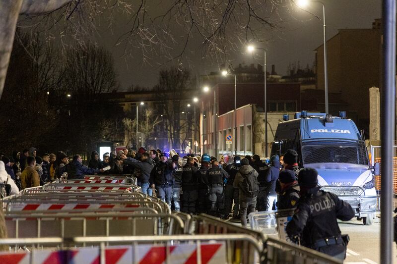 Disordini in via Cagni a Milano: cariche della polizia per disperdere i violent 10