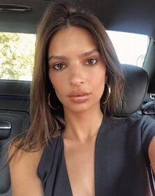 Emily Ratajkowski, topless per il primo anno di matrimonio 7