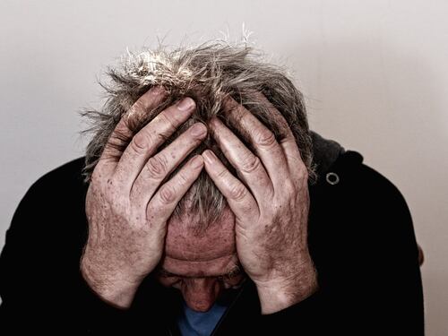 La depressione del sorriso, che maschera il tormento con la felicità apparente