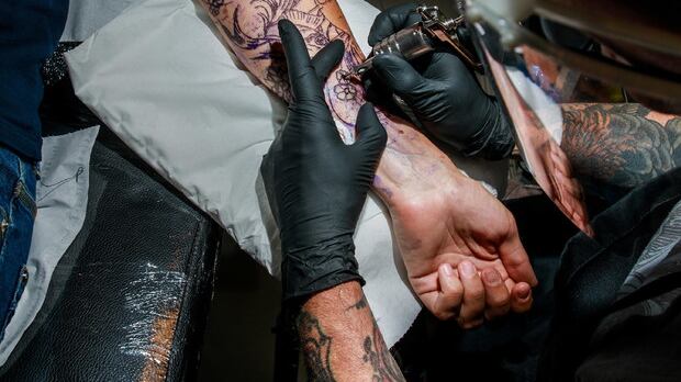 L'Ue dice basta ai tatuaggi colorati