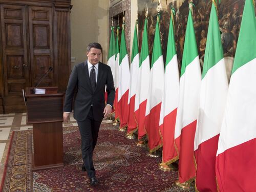 La banderuola Renzi fa togliere la bandiera della Ue