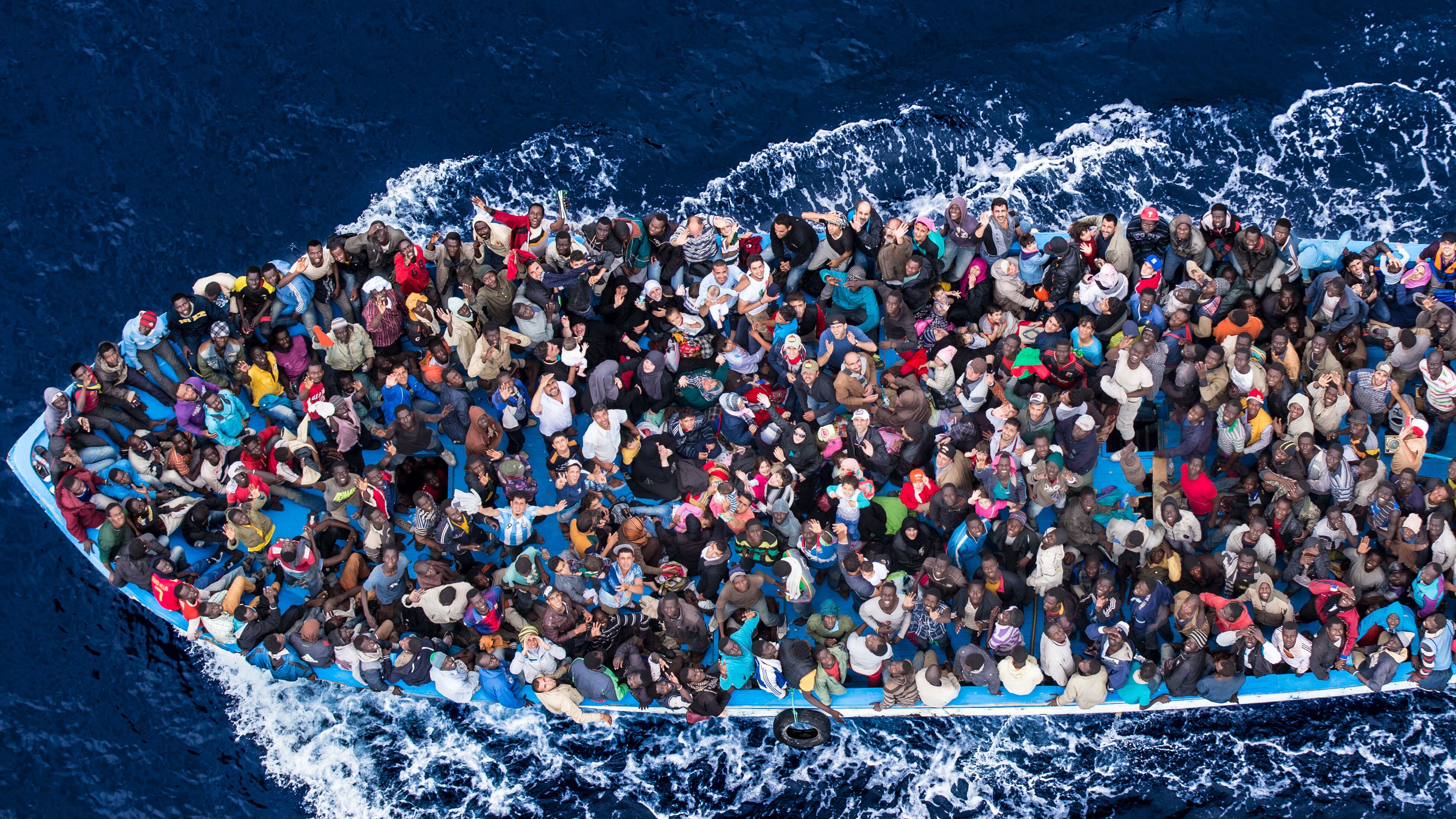 Il piano Ue per bloccare i migranti: blocco navale davanti alla Libia