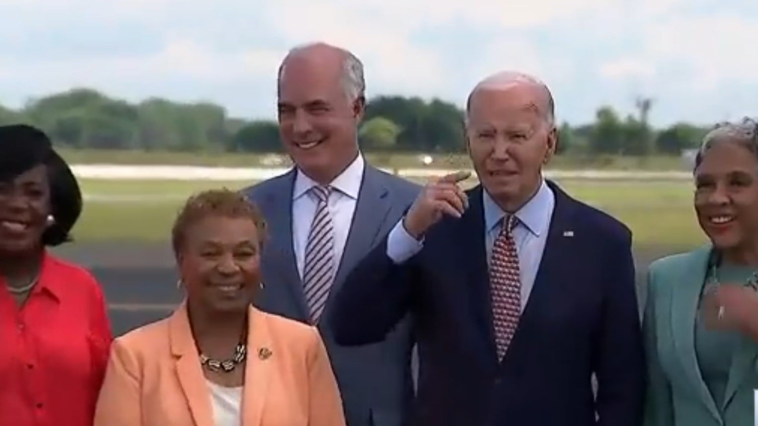 "Hai battuto la testa?". Biden perde le staffe dopo una domanda sulla sua età