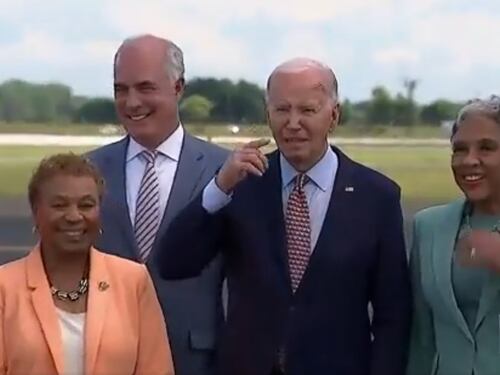"Hai battuto la testa?". Biden perde le staffe dopo una domanda sulla sua età