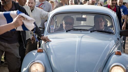Elezioni in Uruguay, Mujica a votare in Maggiolino 3